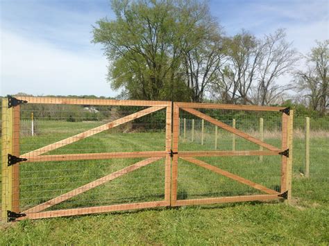 Install this type of fence as you would any other welded wire fence. . How to install welded wire fence on wood posts